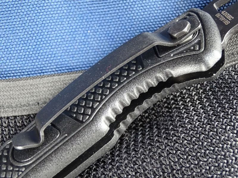 Rukojeť Orderu je velmi dobře ergonomicky vyřešena. Je lehká, pevná s velkým „výřezem“ pro ukazovák.