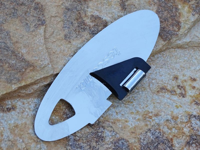 Menší otevírák konzerv od Tescomy. Kvalitní řezák, slušné ovládání. Poněkud odlišný design. Délka otevíráku 75 mm a hmotnost 17 gramů. Jeho cena je cca 30,- Kč.