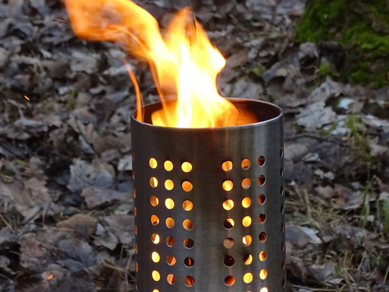 Vyšší dřívkáč z IKEA se celkově jeví přeci jen malinko výhodnější. Má s menším shodný průměr 120 mm a je pouze o 45 mm vyšší. Existuje celá řada nejrůznějších úprav těchto „ikeáckých“ dřívkáčů. Přes různé nožičky nahoře i dole až po výřezy v boku pro snadnější přikládání – proč ne. Ale i ve standardním stavu, tak jak jej koupíme, funguje jak má a žádné úpravy nejsou třeba. Pro dobrý přístup vzduchu k ohni je dobré dřívkáč podložit ideálně něčím nehořlavým. Já jsem z nouze použil dřevo – to ale po chvíli chytne a musíte je polévat vodou...