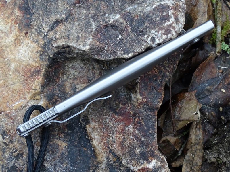 Pohled skrze „hřbet“ - ohyb ocelové rukojeti. Na obrázku je velmi pěkně vidět „vydutí“ rukojeti pro jistější a pohodlnější úchop.