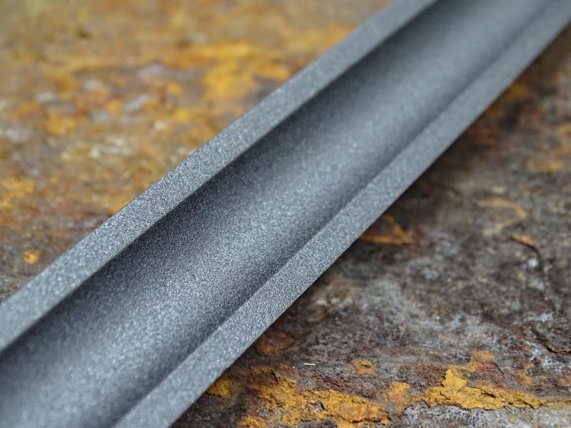 Prohlubně vytvořené po celé délce čepele jednak slouží pro její konstrukční zpevnění a jednak mohou sloužit jako kanálky pro odvod krve.