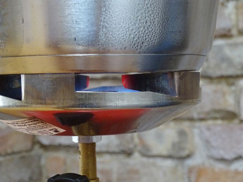 Na pěkném detailu můžete vidět od plamene rozžhavené podpěry nádob. Pozor na popálení po zhasnutí plamene.