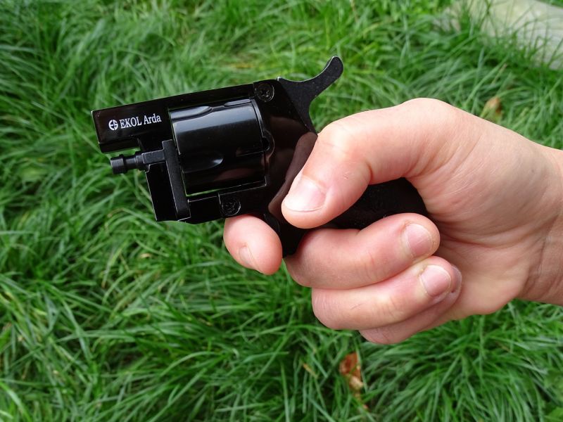 Revolvírek se i přes svoji mini velikost celkem rozumně drží a ovládá. Velmi dobré ergonomii pomáhá nadstandardně rozměrný kohout.