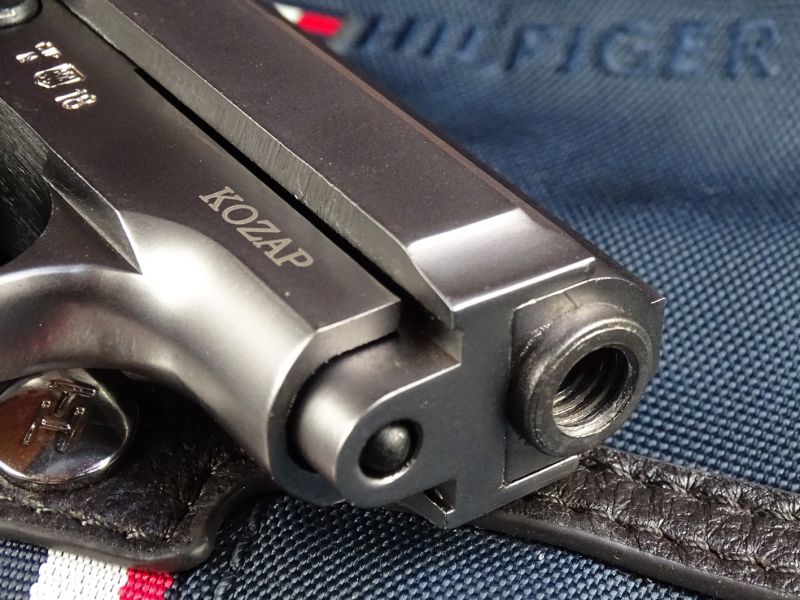 Detail přední části pistole, kde je velmi dobře patrný vnitřní závit v ústí hlavně, do kterého se šroubuje kovový nástavec na odpalování světlic.