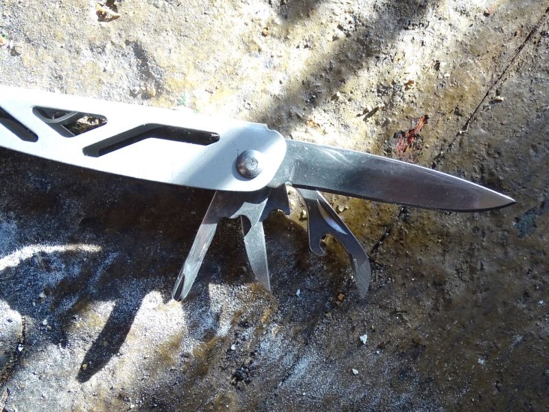 Dejme tomu levé rameno rukojeti v sobě uschovává běžný nůž s délkou čepele 55 mm, křížový šroubovák, bodlo a kombinovaný otevírák korunkových uzávěrů s otevírákem konzerv.