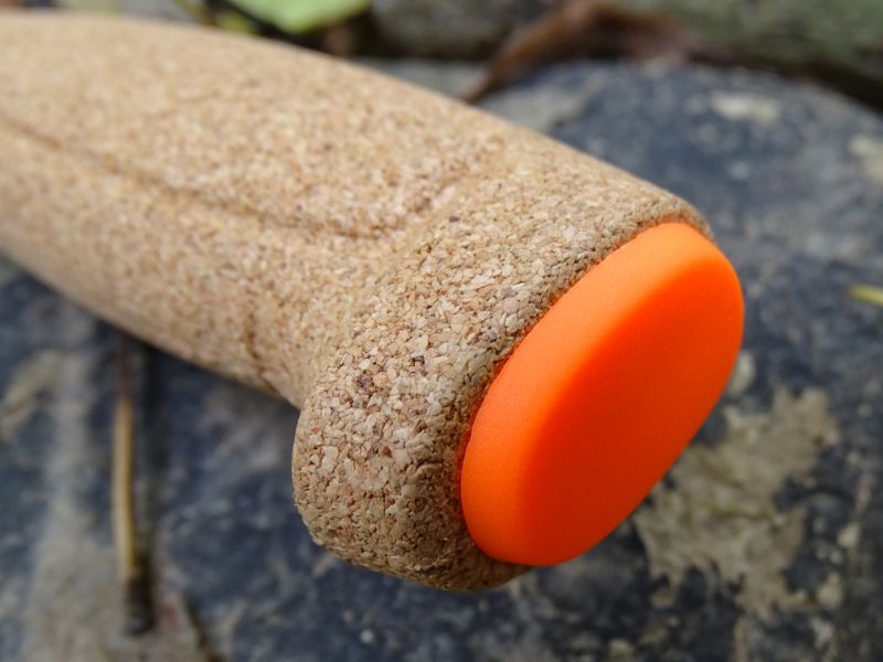 Konec korkové rukojeti je zakončen odolným polymerovým ochranným „špuntem“.