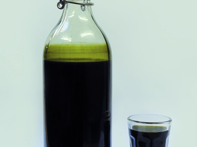 Slitý výluh má tmavou hnědozelenou barvu, podobně jako běžná ořechovka. Podává se při potížích.