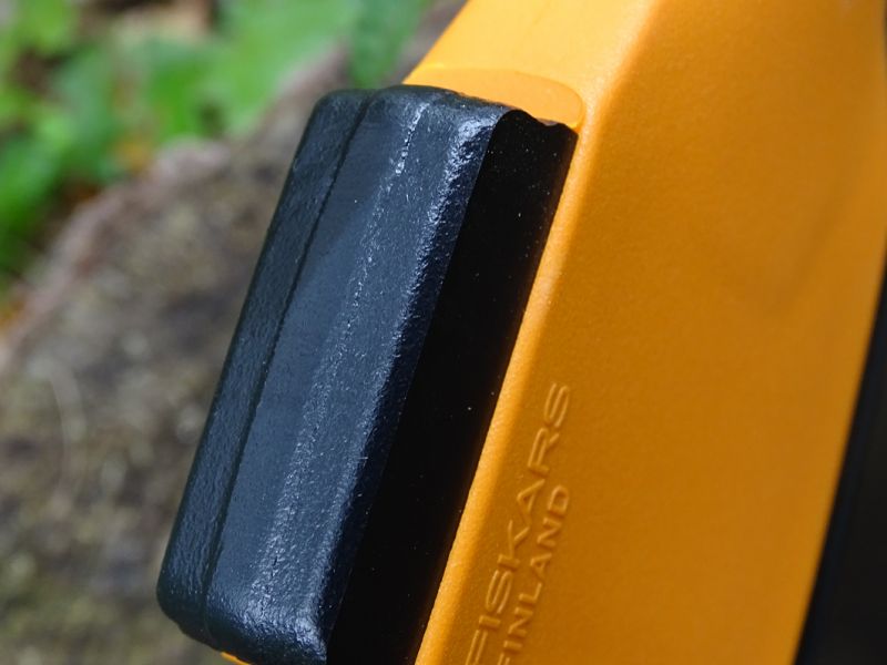 Horní část čepele sekerky můžete použít jako kladívko například pro zatlučení hřebíků či stanových kolíků. Nebo s ním můžete třeba rozbíjet ořechy...