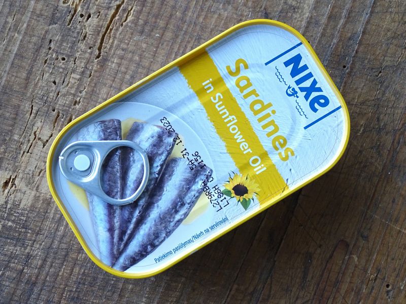 Sardinky naložené v oleji jsou asi tou nejlepší rybí konzervou, kterou si můžeme pořídit. A to ještě za přijatelný peníz. I když si myslím, že ani tato mořská komodita nebude již dlouho levnou záležitostí. Sardinky v oleji můžete dlouhodobě skladovat bez újmy na kvalitě obsahu.