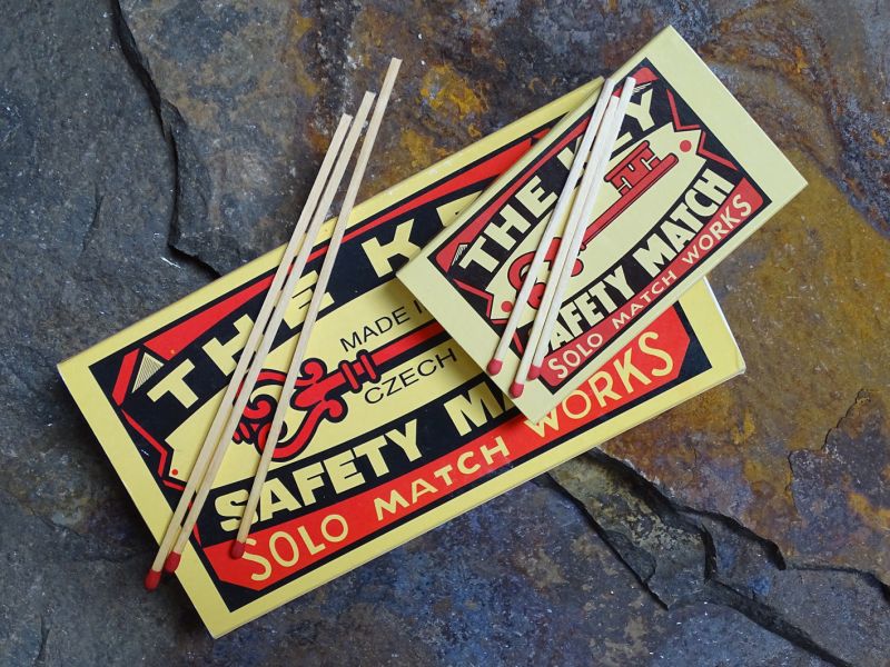 Jistou specialitou jsou sirky pro podpalování kamen a krbů. Jejich délka se nejčastěji pohybuje od 100 až po úctyhodných 300 milimetrů.