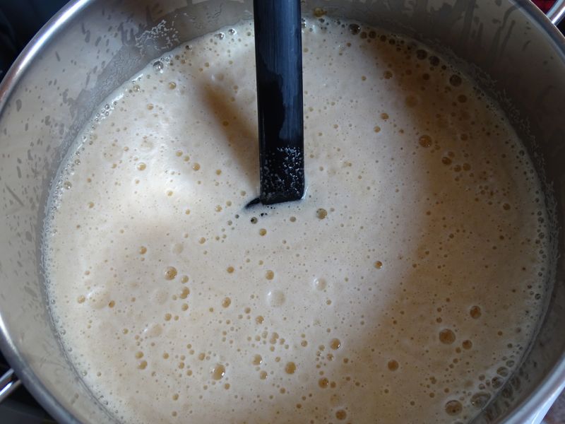 Přidejte pivo. Přilévejte pomalu, ať vám nevypění a intenzivně míchejte.