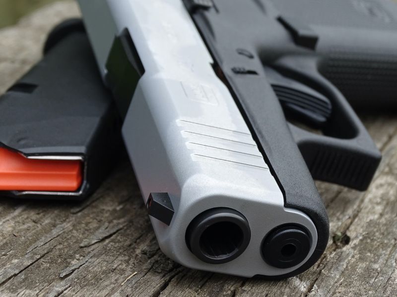 Pomiňme na této fotografii eleganci stříbrného závěru na černém polymerovém rámu pistole a všimněme si do očí bijícího oranžového podavače nového jednořadového zásobníku. Odborníky velice ceněný bezpečnostní prvek usnadňující identifikaci vybité zbraně.