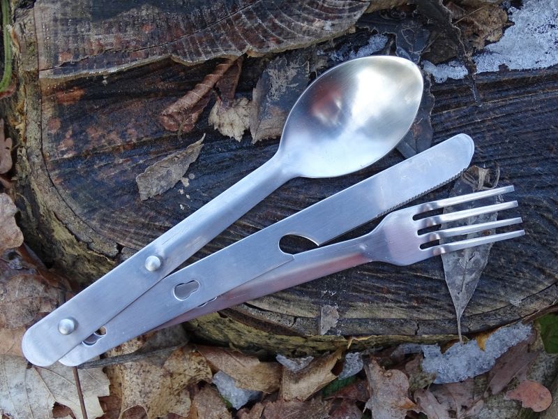 Příborová sada je tvořena lžící, vidličkou a nožem.