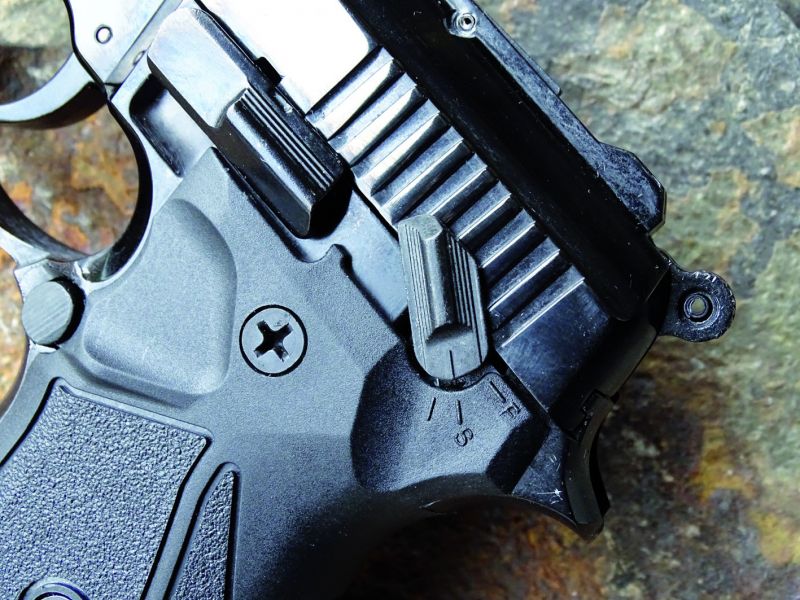 … v poloze F (Fire) je zbraň odjištěna a můžete střílet jednotlivými ranami. V poleze S (Sefe) …