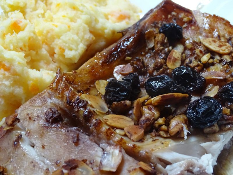 Podávat můžeme s vařeným bramborem nebo s hrubou bramborovou kaší.