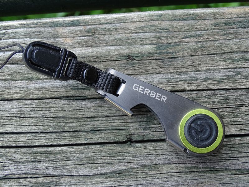 Celkový pohled na přívěšek – svítilnu, kde je i dobře vidět do těla integrovaný otevírač korunkových uzávěrů.