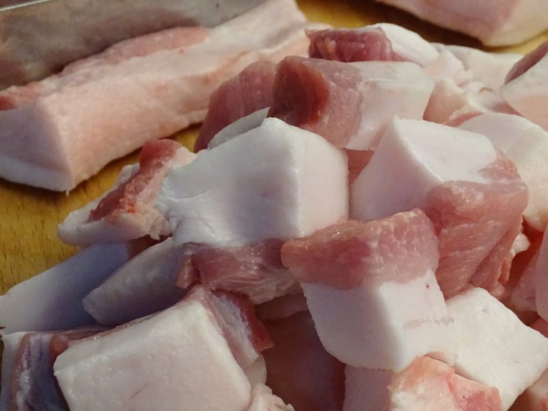 … a pak tyto pásky dokrájíme na kostky, ideálně přibližné velikosti 4 x 4 centimetry.