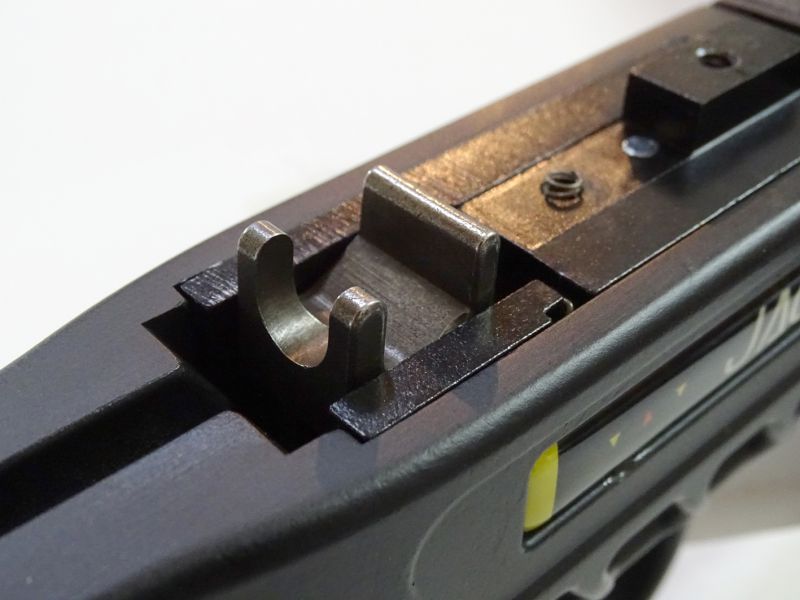 Ten samý detailní snímek záchytu tětivy – zde ale v poloze po natažení kuše (ilustrační obrázek bez znázorněné tětivy).