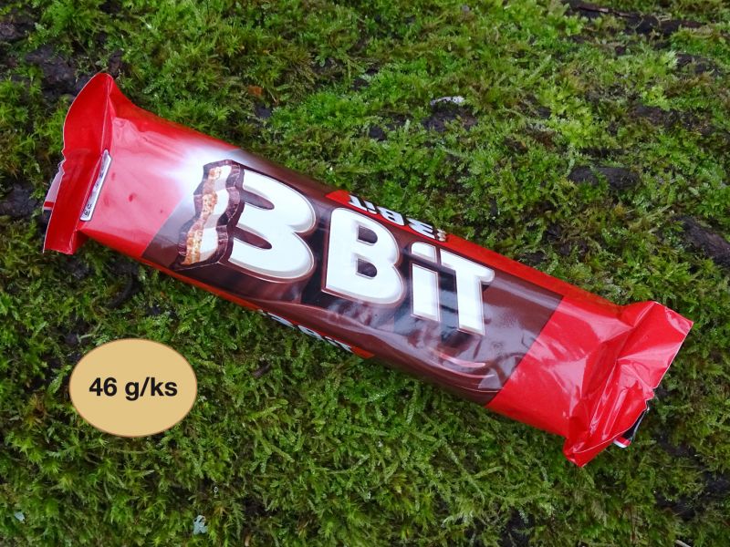 … Takto balené tyčinky se pak dobře skladují někde v regálech. To se stalo i mně. Koupila jsem takto celé balení „Snikrsek“ a postupně ujídala. Jenže jak to již bývá, když je doma nemáte, tak byste je jedli jak se říká furt, ale když doma jsou, tak se jich za den dva rychle přejíte a pak jejich ubývání velmi rychle stagnuje. Takže se stalo to, že jsem poslední „Snikrsky“ dojídala ještě po více než dvou letech!...