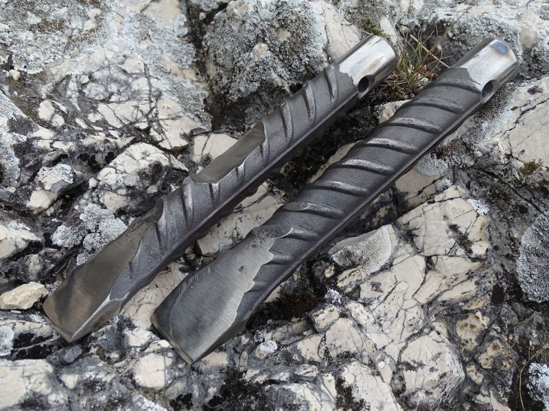 Tohle jsou masivní sekáče vyrobené z roxoru průměru 28 mm. Plochý sekáč má pracovní šířku 35 mm a i zde jsem nechal vyvrtat otvor v rukojeti. Otvor pro závěsnou šňůrku se přeci vždycky může hodit.