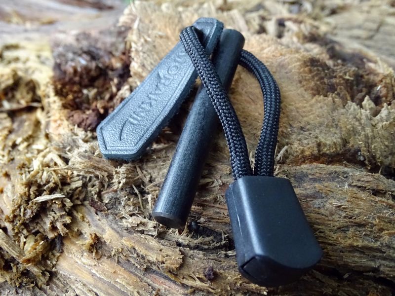 K noži si totiž můžete přikoupit křesadlo a právě díky tomuto nedobroušení je křesání mnohem snazší a účinnější.