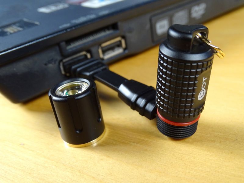 Dobíjet svítilnu můžeme také přes klasické USB za pomoci kabelu dodávaného se svítilnou.