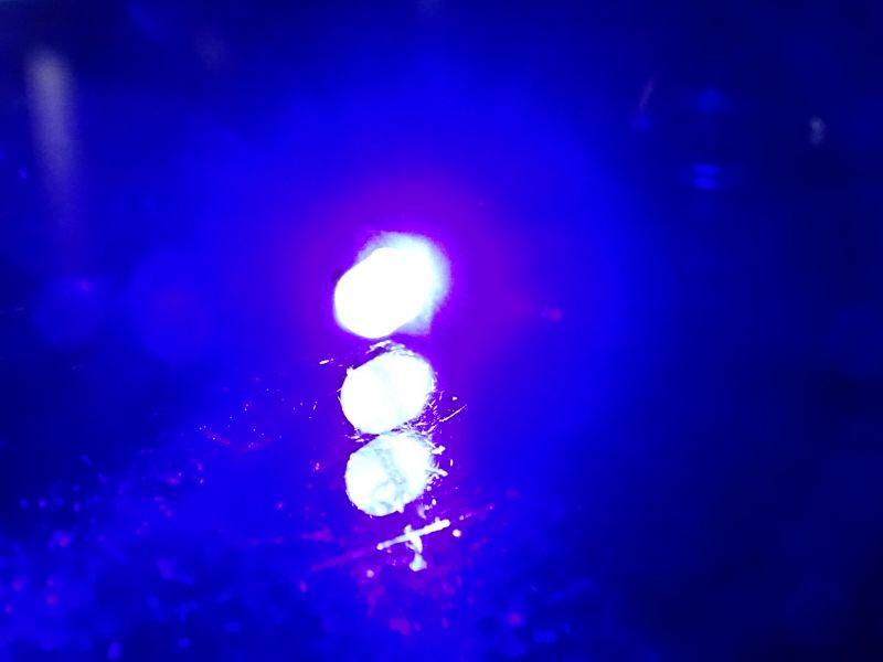 Modré světlo ztmavuje většinu barev a vytváří tak vyšší kontrasty – ideální pro čtení v mapách.