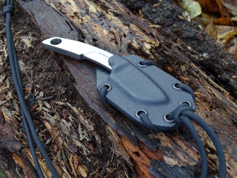 Pouzdro je kvalitně zpracováno a velmi dobře obepíná nůž. Také jej dobře drží. I přesto si myslím, že kožené pouzdro s přeskou by bylo jistější pro zamezení ztráty.