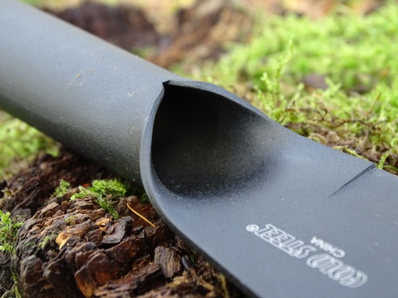 Rukojeť je jednoduše vytvořena stočením oceli ze které je nůž vyroben. Konce stočené rukojeti jsou svařeny a zabroušeny. Případnou násadu lze prostrčit skrz celou rukojeť.