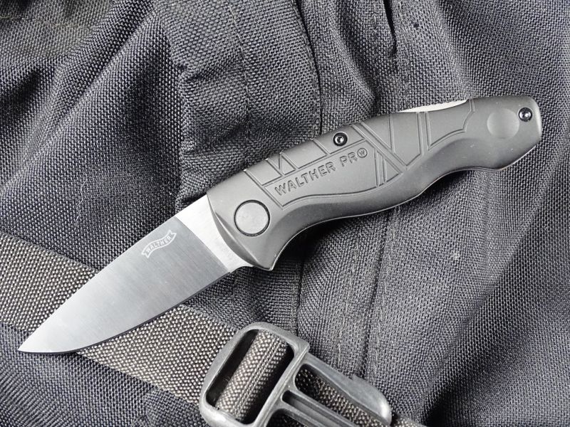 I přesto, že test dopadl, jak dopadl – nyní mě vůbec nemrzí, že je po noži. Naopak jsem rád, že jsem jej takto vyzkoušel a vy na základě tohoto článku tuto chybu snad neuděláte! U tohoto zavíráku budete neustále žít ve strachu, že stačí, aby vám pouze vypadl z ruky na zem a je po něm!