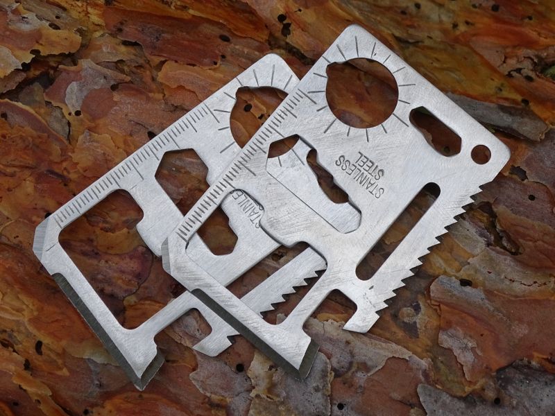 Karta je vyrobena z nerezového výlisku, který je na patřičných místech dobroušen. Karta je zakalena. Délka karty je 67 mm, šířka 45 mm a tloušťka oceli dosahuje 2 mm. Délka řezného ostří je 30 mm a délka pilky 37 mm. Hmotnost je pak pouze 22 gramů.