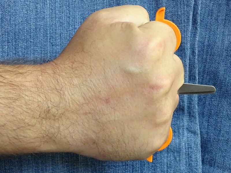 Při sevření nůžek v pěsti je pěkně vidět trčící ocelový bodec.