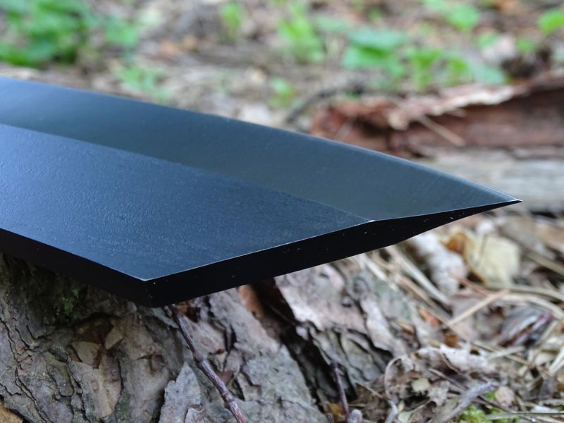 Pohled na hrot masivní téměř šestimilimetrové čepele.