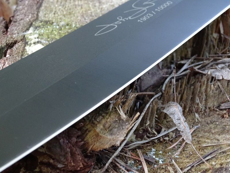 I přesto, že jde o extrémně robustní nožo-mačetu, ostří je vybroušeno opravdu perfektně a plně funkčně.