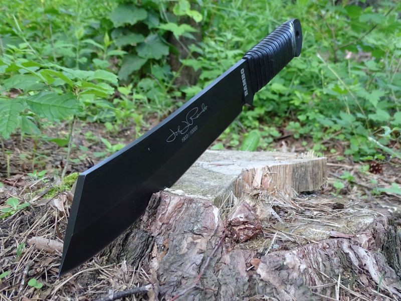 Ještě jeden celkový pohled na čtverku, kde můžeme obdivovat elegantní, ale současně drsný vzhled tohoto ocelového akčního hrdiny.