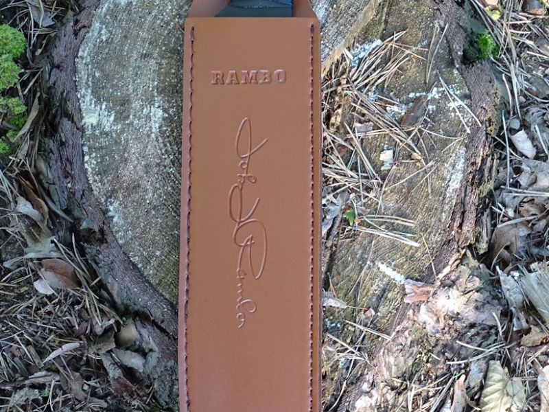 Čtverka zasunutá v pouzdře. Jak jsme si již mohli zvyknout i u této repliky je pouzdro kvalitně zpracované a vyrobené z umělé kůže. Na pouzdře je vyražen nápis RAMBO a podpis Johna Ramba.