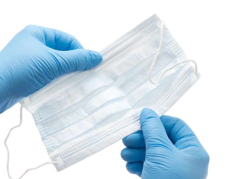 U roušky je také důležité její správné nasazení. Roušku zahákneme za pomoci gumiček nebo šňůrek za uši a nasazujeme shora dolů. Horní hranu roušky rukama pěkně vytvarujeme podle nosu a tváří a nakonec dolní hranu roušky přetáhneme přes bradu. Raději se zásobte rouškami se šňůrkami! Gumičky mohou po delším čase skladování steřet a v době potřeby tak nemusí plnit svůj účel.