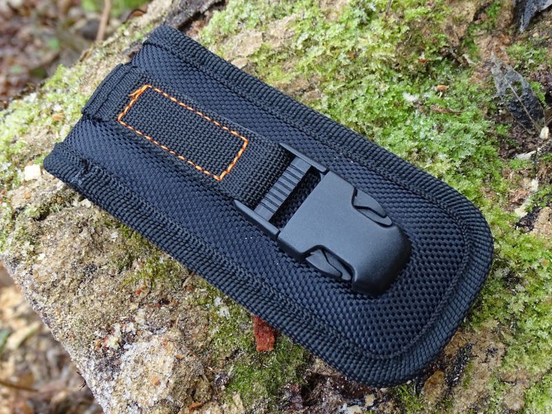 Pouzdro, které je dodáváno standardně spolu s nožem má také jednu zajímavost. Nejen že je z kvalitních materiálů a kvalitně zpracováno, ale také má poutko vytvořeno spolu s klipem. To znamená, že jde odepnout a vy můžete pouzdro připnout třeba na úchyt na batohu či kamkoli jinam. Prostě nemusíte pouze provlékat poutkem třeba jako opasek.