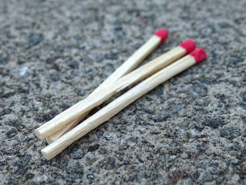 Pro odstranění přisátého klíštěte můžete jednoduše použít sirku, párátko anebo jakoukoli jinou vhodnou větvičku apod. Poté opatrně vytočte klíště směrem doleva, proti směru hodinových ručiček.