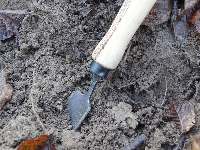 S lopatkou si parádně připravíte ohniště nebo „kadidíru“ anebo třeba jinou díru...