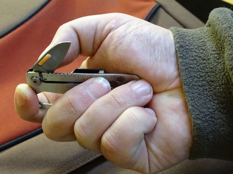 Nejvíce mě na tomto prckovi zaujal „one-hand“, anebo chcete-li jednoručně ovládaný nožík. Na toto řešení jsme spíše zvyklí u dražších a větších zavíracích nožů. A nejenže jednou rukou nůž otevřete, ale také jej jednou rukou zavřete.