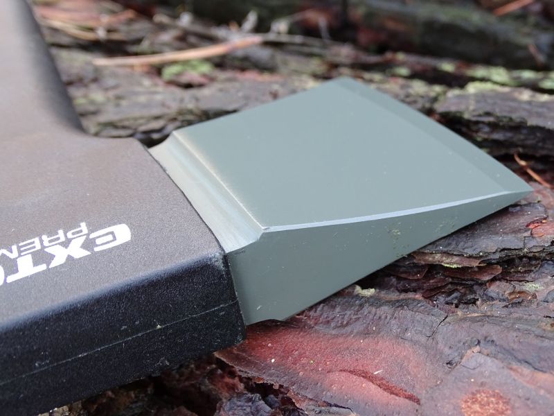 Ocelová čepel u velikostně prostřední sekery je jen nepatrně méně masivní než u jejího většího bráchy. Zejména byla zkrácena její horní část.