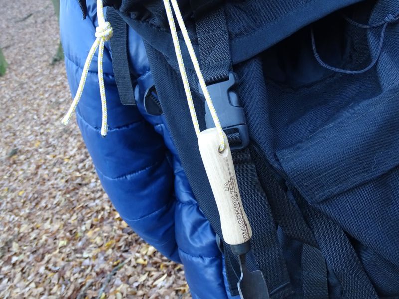 Takto nějak to vypadalo, když visel lopatkonůž na báglu trempů. Jen měl tmavou přelakovanou rukojeť a trempíci byli trempovsky oblečeni.