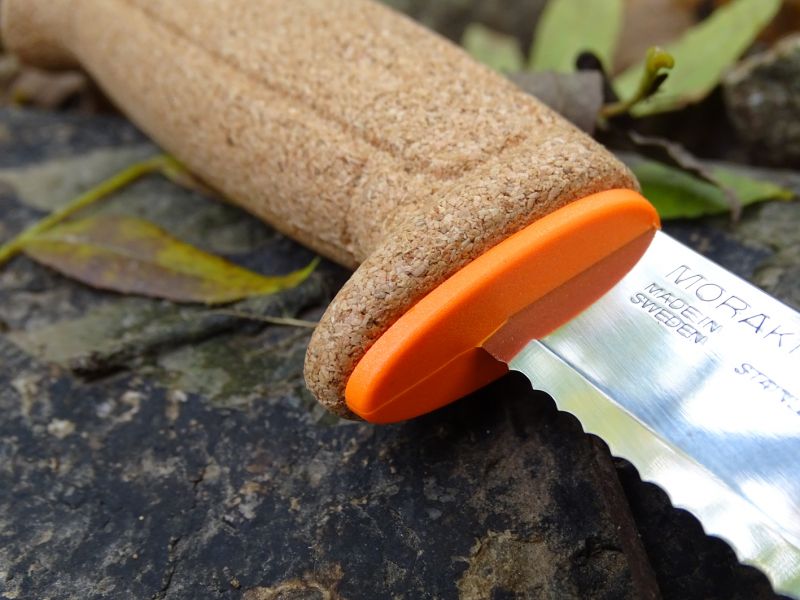 Podobně je chráněna i záštita korkové rukojeti ze strany ostří.