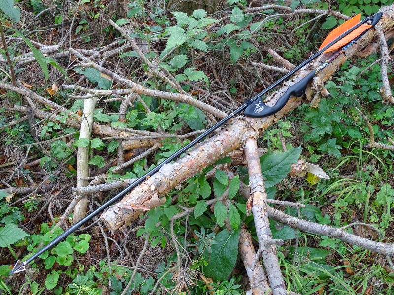 Celkový pohled na atraktivní atlatl od Carbon Express. Celá zbraň je až na maličkosti vyrobena z kompozitového materiálu vyztuženého uhlíkovými vlákny. Na vyobrazení je atlatl s kratší a lehčí verzí šípu (pouze dva díly) doplněnou o pevný lovecký hrot.