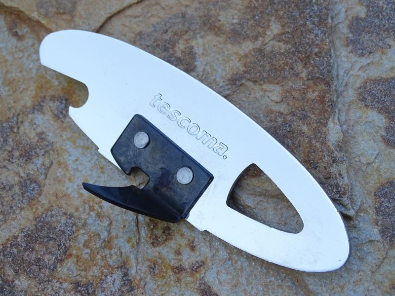 Větší otevírák od Tescomy. Opět kvalitní řezák a díky větším rozměrům i lepší ovládání. Nicméně zde vidím jednu velkou nevýhodu – řezák není sklopný! Myslím si, že jde o velice nepraktickou záležitost a hrozí také říznutí. Rozhodně se nehodí do batohu. Délka otevíráku 99 mm a hmotnost 31 gramů. Obsahuje i otevírač korunkových uzávěrů a stojí kolem 55,- Kč.