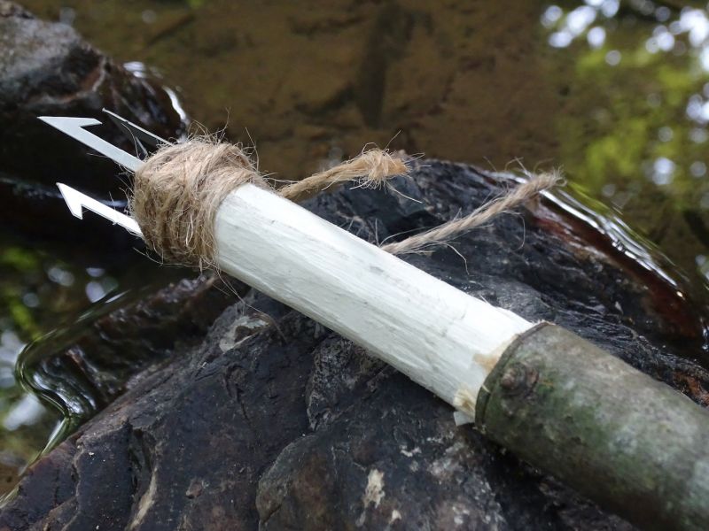 Také výroba trojzubce na lov ryb je bezproblémová. Při její výrobě, pokud přímo ve dřevě nevytvoříte ozub pro její fixaci, můžete provázkem či jiným vhodným materiálem pro uchycení trojzubec tzv. podvázat a vytvořit mu tak potřebnou oporu, aby při lovu nesjížděl po násadě. Ne vždy budete mít totiž po ruce dostatečně pevný provázek, aby jste ocelový trojzubec mohli dostatečně utáhnout bez přetržení.