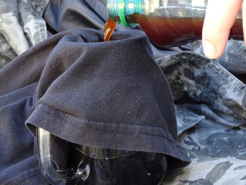 Dokonce se nebojím říct, že PET láhev je na toto kafe přímo ideální. Je lehká, hned tak ji nerozbijete a hlavně má šroubovací uzávěr, který udrží kafe bezpečně uvnitř.