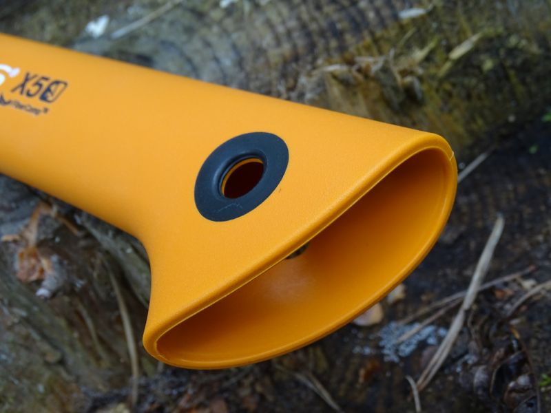 Kruhový otvor v zadní části rukojeti je vhodný pro závěsnou šňůru. Aby nedocházelo k jejímu poškození, jsou jeho vnější otvory vhodně zaobleny.