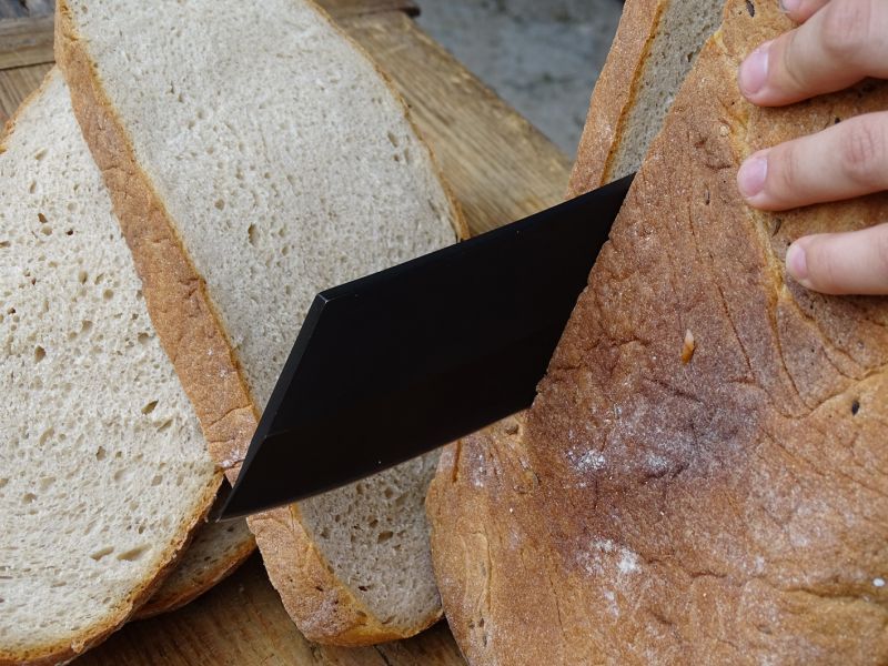 I zmiňovaný pekelník se s tím samým chlebem popral čertovsky dobře, jak při krájení krajíců nebo jejich čtvrcení.